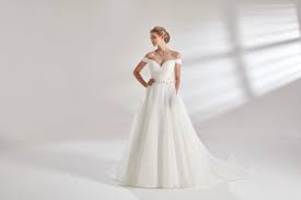 Semplice ed elegante la lavorazione del pizzo francese realizzata completamente a mano che esaltava la silhouette della sposa. Abiti Da Sposa Eleganti
