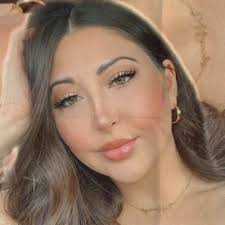 Sabrina Cabral (@skmcabral)