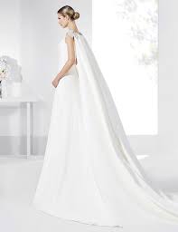 Destacado la capa es el nuevo velo de novia brides. Traje De Novia De Linea Clasica Con Capa De Quita Y Pon Vestidos De Novia Vestidos De Novia Elegantes Vestidos De Boda