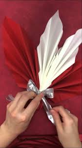 Bouton de rose suivez les étapes de ce pliage de serviette pour. Voici Une Video Qui Vous Explique Comment Realiser Le Pliage De Serviette Que Vous Pourrez Pliage Serviette Noel Pliage Serviette Papier Noel Pliage Serviette