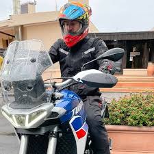 Quand Amaury Bartin, pilote malle moto sur le Dakar, teste l'ApriliaTuareg