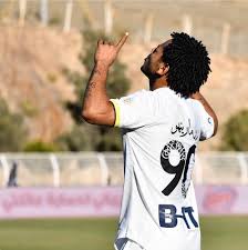 Romarinho is 30 years old (12/12/1990) and he is 176cm tall. 2xb9kmzppsrmmm