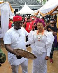 Cubana chief priest bought his former boss and friend obi cubana, 46 cows for his mother's burial. Yacu1fpg0mj0xm