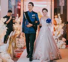 Kata orang semua wanita sama saja tapi tidak dengan mu pernah merasa jauh untuk bersama kamu hanya dalam khayal ku. Selepas Berkahwin Ini Yang Aliff Aziz Dapat Wedding Story Wedding Dresses Lace Wedding Magazine