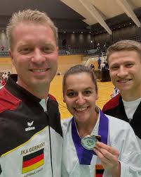 Kathrin Heinz und Pascal Mast erfolgreich auf der WM Vom 25.-27. Oktober  fand die Weltmeisterschaft der JKA in Takasaki statt. Für das Deutsche  Nationalteam wurden unsere Dojo-Mitglieder Kathrin Heinz und Pascal Mast
