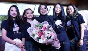 Namanya sempat ramai dibicarakan setelah mantan suaminya, faisal harris, terlibat skandal perselingkuhan dengan jennifer dunn. Begini Reaksi Sarita Abdul Mukti Jika Bertemu Jennifer Dunn