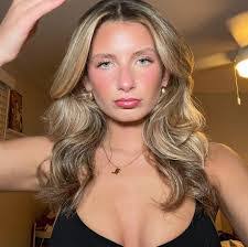 Lily Arnold's Instagram, Twitter & Facebook