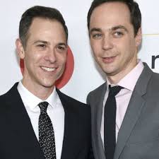 Depois de 14 anos juntos, Jim Parsons, astro de 'Big Bang Theory', se casa  com namorado