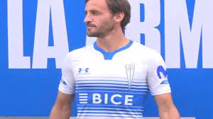 En el lanzamiento participaron jugadores de los planteles masculino y femenino, liderados por el capitán, josé pedro fuenzalida. Jose Pedro Fuenzalida Mostro La Nueva Camiseta De Universidad Catolica Para El 2020 En Cancha