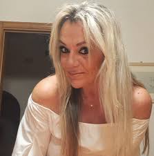 Torta Dubai Chocolate senza cottura 300 g biscotti al cacao 150 g burro  (fuso) 200 g kadayif (capelli d'angelo) 50 g burro (per il ripieno) 250 g  crema al pistacchio 150 g