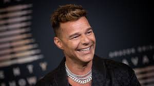 VIDEO: Esta sería la razón por la que Ricky Martín luce un rostro tan  cambiado