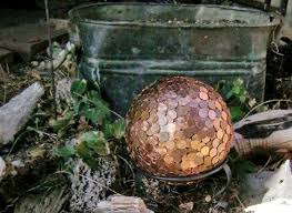 Decorating bowling balls is a fun way to recycle and upcycle and old discarded piece of sports equipment and our page is full of examples. Glossy Garden Art Using Bowling Balls Flea Market Gardening