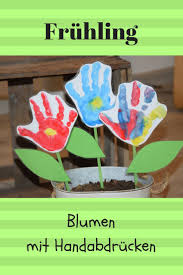 Endlich Fruhling Mit Kindern Schone Blumen Basteln Aus Handabdrucken Mit F St Patricks Day Crafts For Kids Flower Crafts Valentine S Day Crafts For Kids