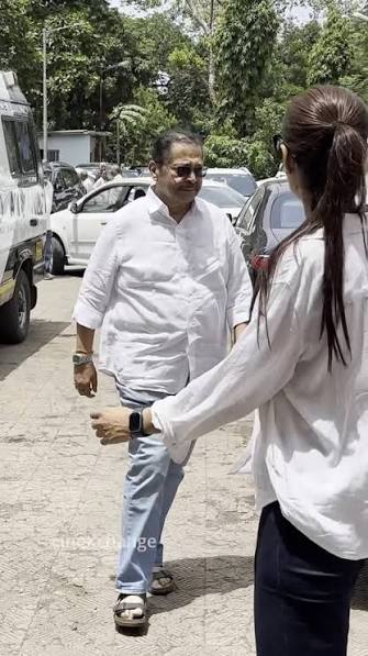 Tiku Talsania attends the funeral of director Kuku Kohli. 🕊️🙏 A solemn  moment as the film fraternity comes together to pay their final respects  and remember his contribution to Indian cinema., ...