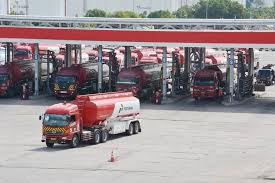 Dengan adanya mobil pilihan garasi.id pastinya akan membantu kamu untuk menghemat waktu. Viral Di Media Sosial Apakah Truk Tangki Pertamina Hanya Bawa 1 Jenis Bbm Halaman All Kompas Com