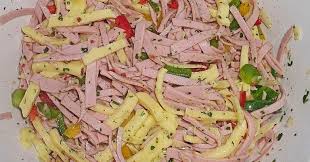 Pikanter Paprika Kase Wurst Salat In 2020 Wurst Kase Salat Wurstchen Lebensmittel Essen