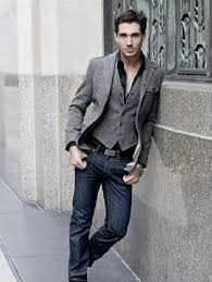 Black And Grey Dress For Men Open Black Shirt Under A Textured Grey Vest And Jacket Amazingly He Makes This Outfit Feel So Laid Back Mens Casual Suits Men Casual Stylish Men