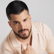 Alex Quin's Instagram, Twitter & Facebook