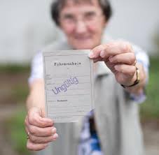 Ein führerschein der alten klasse 2 kann je nach doch wo müssen sie den führerschein eigentlich abgeben? Senioren Tauschen Fuhrerschein Gegen Bahntickets Welt