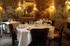 Le restaurant l'aventure, c'est une carte qui se transforme avec le temps, au gré de l'inspiration du chef et des produits du moment. L Ambroisie Elite Traveler