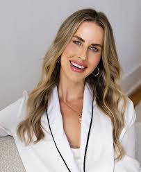 Amy Neary's Instagram, Twitter & Facebook