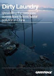 Protest gegen das auto, das er selbst fährt. Detox My Fashion Greenpeace International