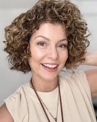 Aprendi a cuidar de mim com amor, leveza e presença. Quando a gente se  prioriza, a gente floresce e tudo ao redor começa a florescer também.🌻  Desejo uma semana de florescimento pra