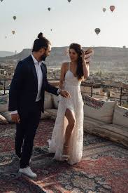 Las bodas a orillas del mar se caracterizan por hacer uso de. Vestidos De Novia Modernos Las Mejores Ideas Para Una Boda De Playa