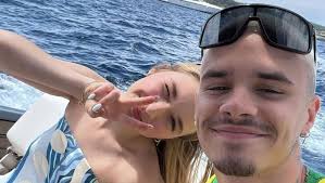 Filho de David e Victoria Beckham posa com camisa antiga do Brasil