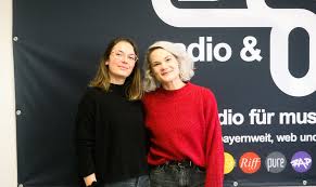Avec offers free pickup and delivery services for rental cars as well. Avec Zu Gast Bei Gloria Egofm Das Radio Fur Musikentdecker