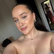 Molly Barham's Instagram, Twitter & Facebook