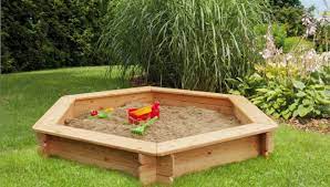 Kinder spielen im sandkasten wie in einer anderen welt. Sandkasten Selber Bauen Kreative Ideen Fur Den Garten Otto
