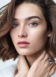 Él no llevaba la alianza matrimonial y ella dejó de usar el. Nicole Neumann Modelwerk