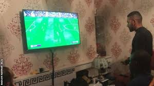 N'golo kanté (born 29 march 1991) is a french professional footballer who plays as a central midfielder for premier league club chelsea and the france national team. N Golo Kante Chelsea Star Eats Curry And Watches Match Of The Day At Fan S House After Mosque Meeting Bbc Sport