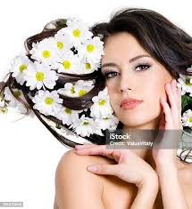 Frau Blumen Im Haar Locken Schönheit Modell Floral Frisur Mädchen Geruch Daisy  Blume Grünen Stoff Fliegen Stockfoto und mehr Bilder von Attraktive Frau