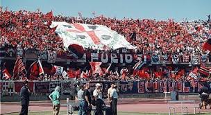 Guerriglia urbana a cagliari, con l'arresto l'incontro tra ultras, con rissa annessa, è avvenuto poi nei vicoli della marina, dove gli esercenti per precauzione. Cagliari Picchiato Tifoso Qui I Cori Li Facciamo Noi Il Mattino It