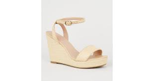 Simili cuir hauteur du talon: Wide Fit Chaussures Blanc Casse Tressees A Effet Paille Et Talon Compense New Look