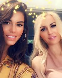 Μάλιστα, το βράδυ του περασμένου σαββάτου, έκανε και την πρώτη κοινή έξοδο. H Iwanna Mpella Mas Systhnei Th Mama Ths Fwto