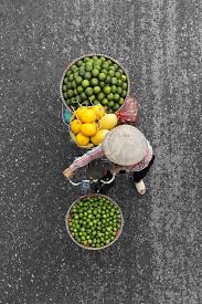 Au Vietnam Le Photographe Loes Heerink A Voulu Mettre A L Honneur Les Vendeurs De Rue De La Ville De Hanoi Tout En Changeant Des Photographie Photos Vietnam