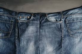 Wie du diesen jeansturnbeutel nacharbeiten kannst, wird ganz ausführlich erklärt. Gartenschurze Oder Grillschurze Aus Einer Alten Jeans Selber Nahen Gartenblog Hauptstadtgarten