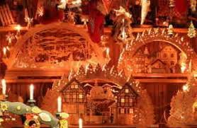 In den buden werden krippenfiguren, malereien, schmuck und allerhand. Weihnachtsmarkt Chinesischer Turm Im Englischen Garten
