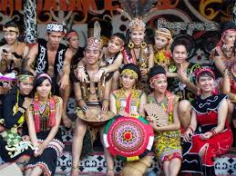 Mengucap selamat hari gawai atau dalam bahasa iban disebut selamat hari gawai , gayu guru , gerai nyamai llintang senang yang bererti selamat sejahtera. Hari Gawai Dayak Gayu Guru Gerai Nyamai Ohha