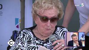 Quand bernadette chirac remonte les bretelles de jacques chirac. Les Confidences De Bernadette Chirac C A Vous 27 02 2019 Youtube