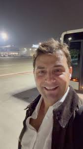 Let’s take a flight from Milan to Paris to surprise my girlfriend 💣 (her  reaction in the end)