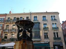 De très belles demeures entourent la place. Toulouse Belle Fontaine Et Beau Bow Window Place De La Trinite Mapio Net
