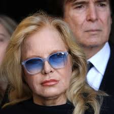 Collection de photos~c • dernière mise à jour il y a 9 heures. La Famille Hallyday Bouleversee Par Les Propos De Sylvie Vartan Femme Actuelle Le Mag