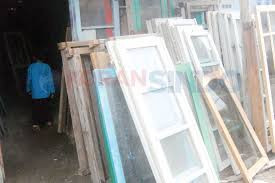 Jual kayu bekas, kusen dan pintu. Usaha Kusen Bekas Rambah Seberang Ulu