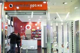Felvágta az ereit, autóba ült és két karambolt okozott a férfi, mégis volt ereje lelépni. Xix Kerulet Kispest Terminal Optika Koki Terminal
