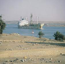 Sinaihalvøya i nordaust bind afrika saman med asia.mellom sinaihalvøya og resten av landet ligg suezkanalen som bind saman middelhavet og raudehavet.resten av landet er dominert av ørken, medan dei. Suezkanalen Store Norske Leksikon