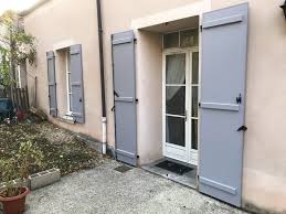 Realisation De Nouveaux Volets Battants Gris En Aluminium Pour Cette Maison Esthetiques Et Faciles D Entretien Ils Redon Volet Volet Battant Maison